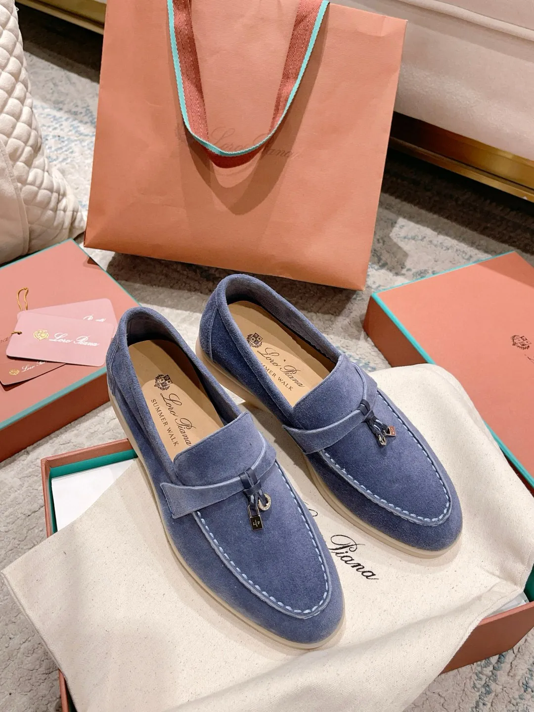 Factory price: 520💰4050 new color. Original purchase, 1⃣️: 1⃣️ folded and developed, Loro Piana professional model to try on feet, quality purchase level, flash sale of common products on the market, welcome to compare, original packaging. Fabric: Imported from Italy🐑High mercerized shearling, Lining: Hand-sewn mark thread in water-dyed cowhide imported from Italy🧵, high-end and elegant. Comfortable on the feet. Size: Women's 35-42 (41, 42) customized, non-returnable, men's 38-45 (46, 47, 48) customized, non-refundable. Fashionable boutiques that you can’t miss, a must-have item